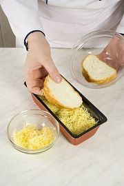 Приготовление блюда по рецепту - Хлебная запеканка с сыром. Шаг 3