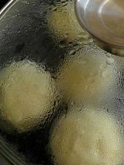 Приготовление блюда по рецепту - Дрожжевые фруктовые кнедлики(Kynuté ovocné knedlíky). Шаг 4