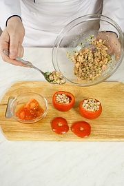 Приготовление блюда по рецепту - Фаршированные помидоры. Шаг 2