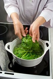Приготовление блюда по рецепту - Рис со шпинатом и зеленью. Шаг 1