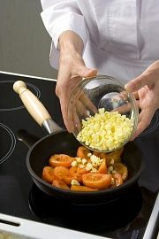 Приготовление блюда по рецепту - Яйца, жаренные с помидорами. Шаг 2