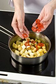 Приготовление блюда по рецепту - Тушеные картофель и цветная капуста с паниром. Шаг 6