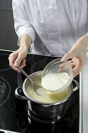 Приготовление блюда по рецепту - Суп-пюре из цветной капусты с форелью. Шаг 5
