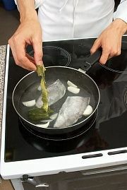 Приготовление блюда по рецепту - Рыба в рассольном соусе. Шаг 3