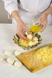 Приготовление блюда по рецепту - "Обезьяний" хлеб с сыром и чесноком . Шаг 3