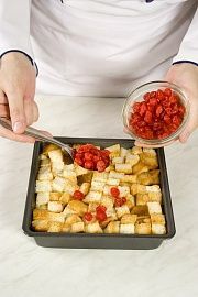 Приготовление блюда по рецепту - Хлебный пудинг с ягодами. Шаг 3