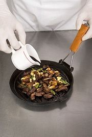 Приготовление блюда по рецепту - Салат из баранины с грибами. Шаг 3