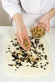 Приготовление блюда по рецепту - Батон с маслинами и грецкими орехами. Шаг 4