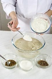 Приготовление блюда по рецепту - Ржаной хлеб на изюмной закваске. Шаг 2