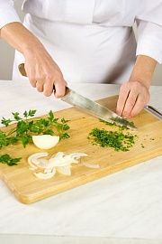Приготовление блюда по рецепту - Панзанелла (Салат из овощей с сухариками). Шаг 3