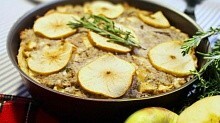 Рецепт - Осенний пирог со свининой, яблоками и травами.