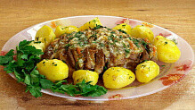Рецепт - Праздничное мясо "Гармошка" с гарниром - рецепт запечённой в духовке свинины с сыром и грибами в фольге