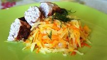 Рецепт - Домашние колбаски с гарниром из капусты, моркови и тыквы