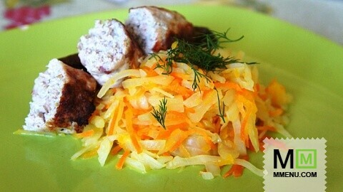 Домашние колбаски с гарниром из капусты, моркови и тыквы