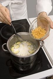 Приготовление блюда по рецепту - Суп молочный с овощами. Шаг 3