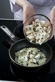 Приготовление блюда по рецепту - Горбуша, фаршированная грибами и сыром. Шаг 2