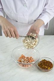 Приготовление блюда по рецепту - Колечки из горбуши с соусом лечо. Шаг 3