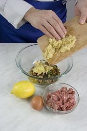Приготовление блюда по рецепту - Утка, фаршированная мясом и грибами. Шаг 3