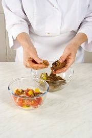 Приготовление блюда по рецепту - Панзанелла (Салат из овощей с сухариками). Шаг 4