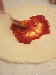 Приготовление блюда по рецепту - Пицца Маргарита классическая от Дженаро Контальдо. Шаг 5