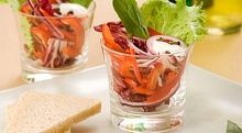 Рецепт - Легкий салат с листиками базилика