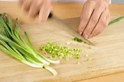 Приготовление блюда по рецепту - Весенний салат с жареной горбушей. Шаг 9