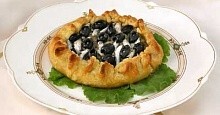 Рецепт - Луковый пирог с анчоусами и маслинами