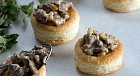 Волованы с утиной печенкой и лисичками