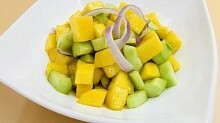 Рецепт - Салат с манго и огурцом.