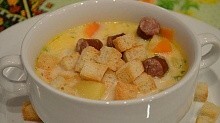 Рецепт - Сырный суп с копчеными колбасками