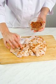 Приготовление блюда по рецепту - Цыпленок тапака с приправой. Шаг 3