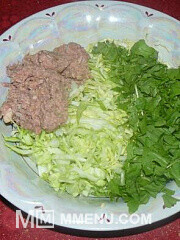 Приготовление блюда по рецепту - Салат с молодой капусты с тунцом и сухариками. Шаг 3