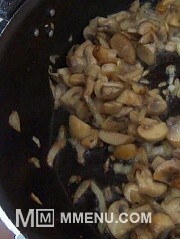 Приготовление блюда по рецепту - Горячие тосты с грибами и яйцом. Шаг 1