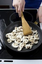 Приготовление блюда по рецепту - Ушки с грибами. Шаг 2