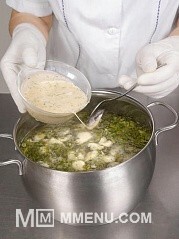 Приготовление блюда по рецепту - Щи зеленые с клецками. Шаг 2