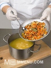 Приготовление блюда по рецепту - Суп-пюре гороховый с гренками. Шаг 2