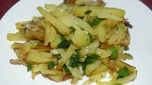 Рецепт - Жареная картошка с зеленым луком и чесноком