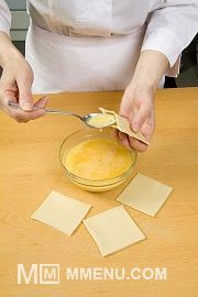 Приготовление блюда по рецепту - Отварные конвертики из теста с яйцом и маслом. Шаг 4