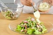 Приготовление блюда по рецепту - Весенний салат с жареной горбушей. Шаг 17