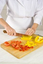 Приготовление блюда по рецепту - Панзанелла (Салат из овощей с сухариками). Шаг 2