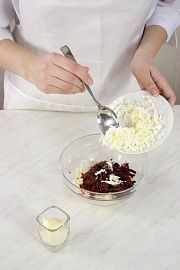 Приготовление блюда по рецепту - Салат из свеклы с сыром. Шаг 2