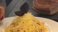 Спагетти карбонара со свиной грудинкой с сыром пармезаном в сливочном соусе