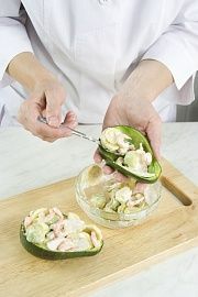 Приготовление блюда по рецепту - Салат с курицей в чашечках из авокадо. Шаг 3