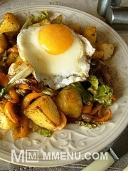 Приготовление блюда по рецепту - Овощная сковорода с яичницей. Шаг 12