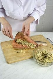 Приготовление блюда по рецепту - Горбуша, фаршированная грибами и сыром. Шаг 4