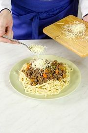 Приготовление блюда по рецепту - Спагетти болоньезе. Шаг 5