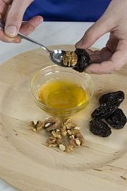 Приготовление блюда по рецепту - Чернослив с орехами и взбитыми сливками. Шаг 2