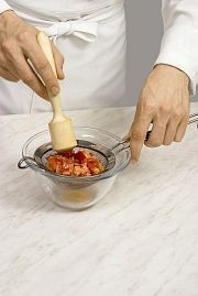 Приготовление блюда по рецепту - Рыба жареная с соусом. Шаг 3