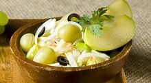 Рецепт - Салат из квашеной капусты с маслинами