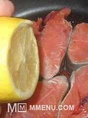 Приготовление блюда по рецепту - Горбуша с лимонным соком. Шаг 2